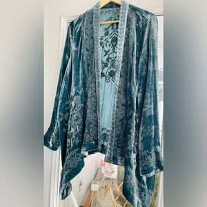 Sundance Short Reversible Kimono in Teal Burnout Velvet